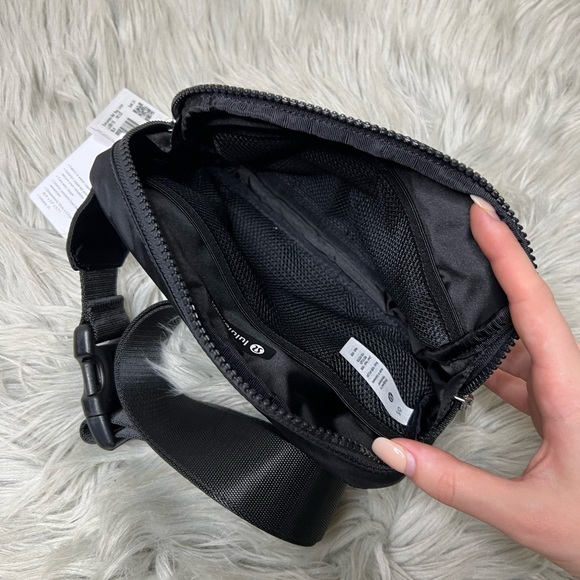 Lululemon everywhere belt bag - Picture 3 of 6